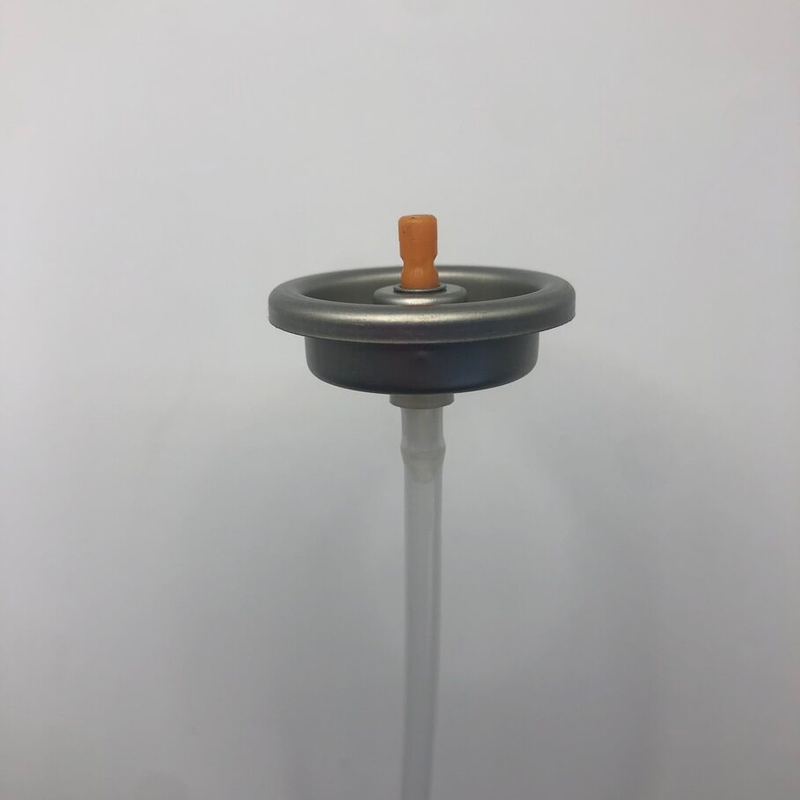 Универсальный смазочный клапан WD 40 для технического обслуживания промышленного механизма.